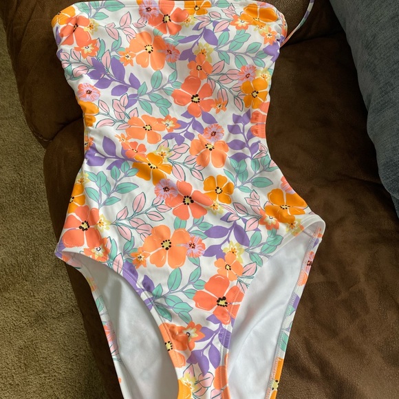 Juniors Cut-out convertible swimsuit - Picture 2 of 5